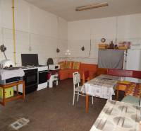 Gasztronómiai terek belsője felszerelt konyhával és kanapéval, fa dekorációjú padlóval.