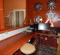 Bárpulttal és keréktárcsa dekorációval ellátott belső tér vendéglátóipari helyiségben.