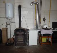 Vendéglátóhely cserépkályhával és készülékekkel, fa dekorációjú padlóval.