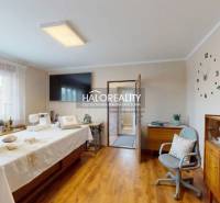 Egy családi ház szobája fa dekoros padlóval és varrógéppel.