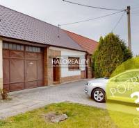 Családi ház Kisleváron garázzsal és parkolóhellyel a burkolt területen.