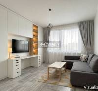 Nappali sarokkanapéval, falra szerelt TV-vel és fa dekorációjú padlóval egy kétszobás lakásban.