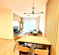 Ebédlő fa dekorációs padlóval egy kétszobás lakásban.