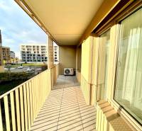 A pozsonyi, Lamacs városrészben található, Dominika utcai 2 szobás lakás erkélye, kilátással a környékre.