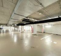 Pozemní parkoló garázs kijelölt helyekkel Pozsonyban - Lamač, Dominika utcában.