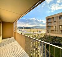 Erkély kilátással a lakókomplexumra Pozsonyban - Lamacs városrészben, Dominika utcában, 2 szobás lakás.