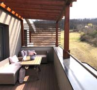 Kilátás egy kétszobás lakás teraszáról Podhájska településen, Svätuša környékén, kényelmes ülőalkalmatossággal.