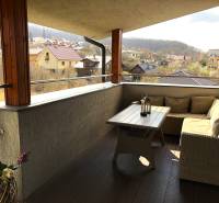 Berendezett terasz egy 2 szobás lakásban, kilátással a környező tájra Podhájska, Svätuša utca.