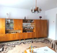 Nappali egy családi házban, fa nappali szekrénnyel és csillárral.