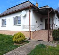 Családi ház Hráňban fehér homlokzattal, lépcsővel és kerttel.