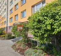 A pozsonyi V. kerületi Žehrianska utcában található lakóház szép külseje.