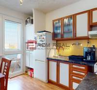 Konyha egy 4 szobás lakásban, fa dekor padlóval és kilátással a lodzsára.