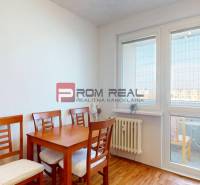 Étkező sarok egy 4 szobás lakásban, fa dekoros padlóval és kilátással a lodzsára.