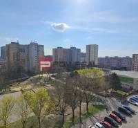 Kilátás a pozsonyi V. lakótelepre a Žehrianska utcában, parkkal és parkolóval.