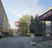 Egy régi lakóházzal és egy idősek otthonával rendelkező külső tér a pozsonyi V. kerületben, a Žehrianska utcában.