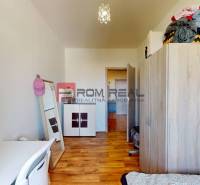 Szoba szekrénnyel és tükörrel, fa dekorációjú padló egy négy szobás lakásban.