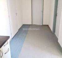 Iroda folyosó világos falakkal, ajtókkal és fa dekorációjú padlóval.