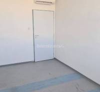 Iroda fehér falakkal és légkondicionálóval, fa dekorációjú padlóval.