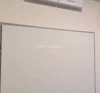 Ajtók és kapcsolók az irodák belsejében.