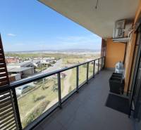 A Borievkova utcai kétszobás lakás erkélyéről kilátás nyílik Kassa, Felsővály részére.