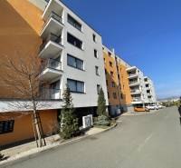 Többlakásos ház Borievkova utcában, Kassán, Felsővály városrészben, parkolási lehetőséggel.