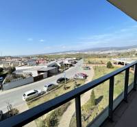 Kilátás az erkélyről a Borievkova utcában, Kassa, Felső-Opátske városrész.