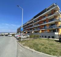 Boróka utca, Kassa - Felső-Őrmező városrész, társasház parkoló autókkal.