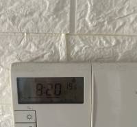 Hőmérsékletszabályozó a fehér falon egy háromszobás lakásban, 19,6 °C-ot mutat.