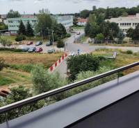 Kilátás egy háromszobás lakás erkélyéről a Szvatopluk utcában, Bazinban.