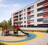 Malokrasňanská utca Pozsony-Rača városrészben, lakóházzal és játszótérrel.