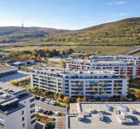 Kilátás a pozsonyi - račai Malokrasňanská utcában található lakóépületekre, amelyeket zöldövezet vesz körül.