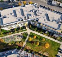 Lakókomplex játszótérrel a Malokrasňanská utcában, Pozsony-Rača, felülnézetből.