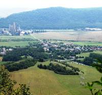 Mezőgazdasági és erdőterületek Dvorníky-Včeláryban ipari területtel.