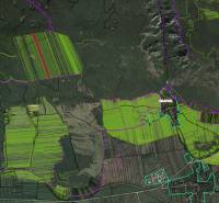 Légi felvétel a mezőgazdasági és erdőterületekről Dvorníky-Včelár környékén.