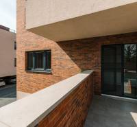 Téglából készült erkély egy négy szobás lakásban a Cesta na Klanec utcában, Pozsony - Lamač.