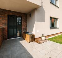 A Cesta na Klanec-i 4 szobás lakás terasza zöld gyepesítéssel Pozsony - Lamačban.