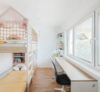 Gyerekszoba ággyal és íróasztallal egy 4 szobás lakásban.