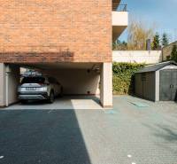 Rejtett parkolóhely bejárati úttal és fedett résszel a Cesta na Klanec utcában, Pozsony-Lamač.