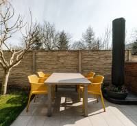 A Cesta na Klanec-i 4 szobás lakás terasza Lamačban, modern bútorokkal és fával.