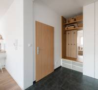 Előszoba tárolóval, dekor padló és konyhasarok a 4 szobás lakásban.