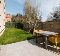 Terasz kerti asztallal és székekkel egy 4 szobás lakásban a Cesta na Klanec, Pozsony - Lamač.