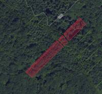 Légi felvétel a Zlatníky környéki mezőgazdasági és erdőterületekről, piros vonalakkal jelölve.