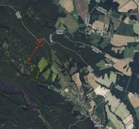 Légi felvétel a mezőgazdasági és erdős területekről Zlatníky és Cimenná környékén.