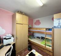 Szoba egy háromszobás lakásban beépített szekrénnyel, emeletes ággyal és íróasztallal.