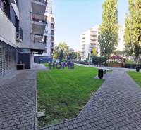 Drieňová utcai belső udvaros lakókomplexum Pozsony-Ružinovban.