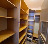 Tárolóhely polcokkal egy kétszobás lakásban, fa dekor padlóval.