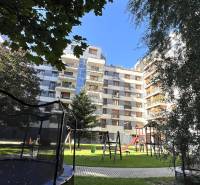 Lakóház a Drieňová utcában, Pozsony-Ružinovban, zöldterülettel és játszótérrel.