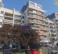 Többemeletes ház erkélyekkel a Drieňová utcában, Pozsony-Ružinov városrészben.