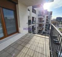 Erkély járólappal és kilátással a környékre Pozsonyban - Ružinovban, a Drieňová utcában.