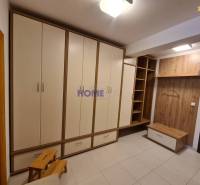 Folyosó egy 2 szobás lakásban tágas szekrényekkel és akasztós fallal.